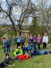 Pflanzung eines Apfelbaums an der Grundschule Jedesheim